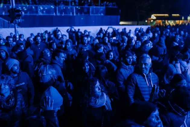 Fröhlich draußen feiernde Menschenmasse, all in einem blauen Licht