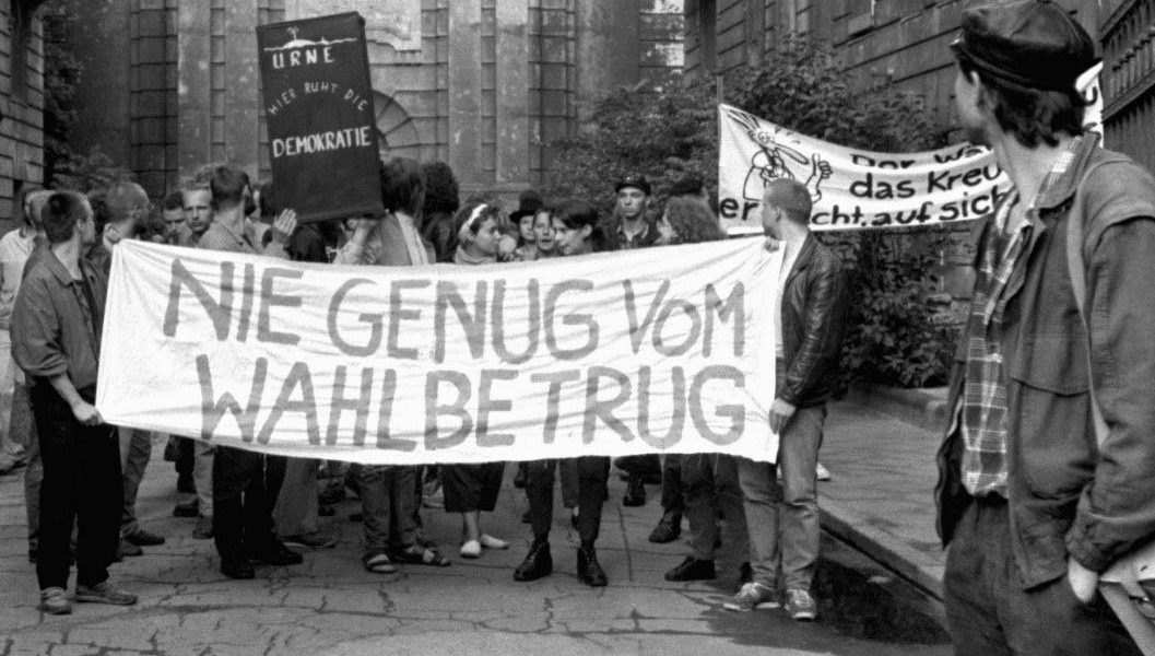 Nie-genug-vom-Wahlbetrug-Demonstration-von-rund-300-Personen-in-Ost-Berlin-8.06.1989.-c-ullstein-bild-AP-e1716981657496-2