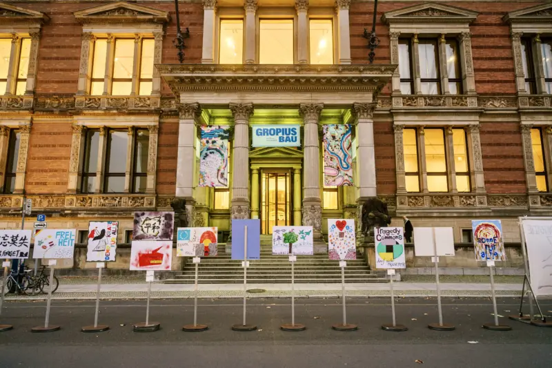 Bunte Schilder vor historischem Gebäude